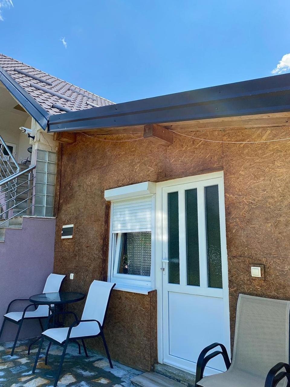 Lola Guest House Vuthaj 외부 사진